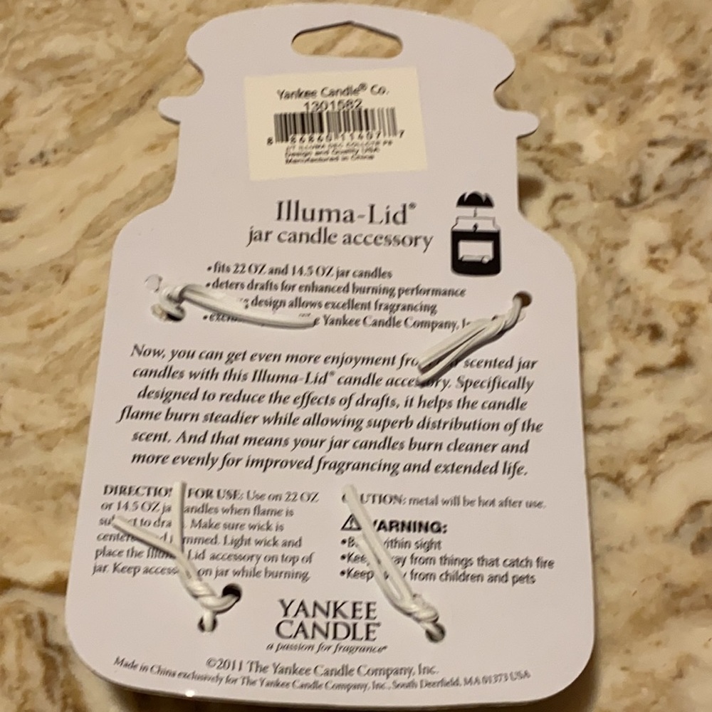 Yankee Candle Illuma Lid jar candle accessory. Merry Christmas written on side - Picture 3 of 13